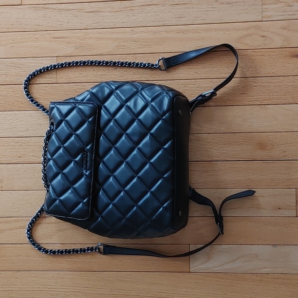 Elegant Black Quilted Shoulder Bag - Picture 4 of 10